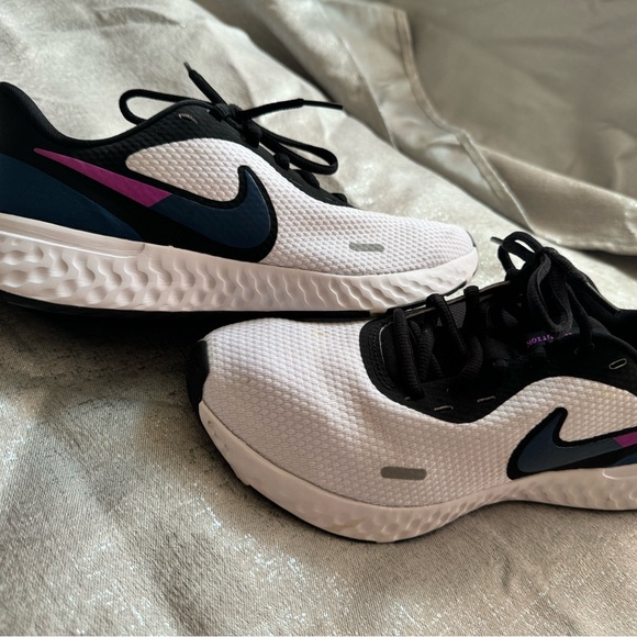Women’s Nike shoes  size 7.5 - Picture 1 of 3